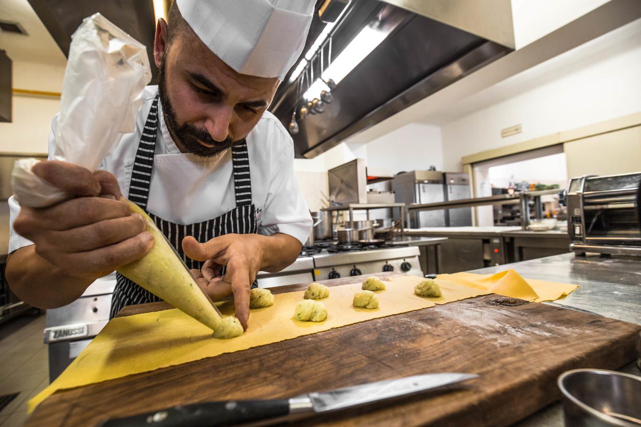 Bagni Di Pisa Palace & Thermal Spa - The Leading Hotels Of The World San Giuliano Terme Bagian luar foto A pastry chef making gnocchi